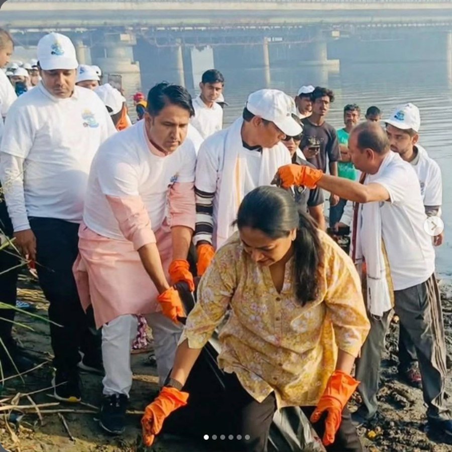 Volunteers during the Yamuna cleanliness activity